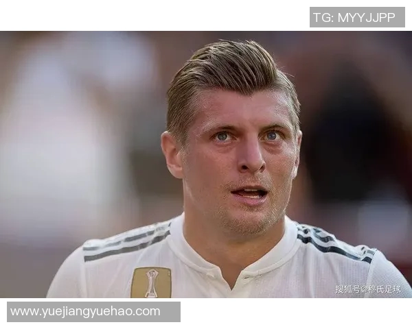 克罗斯在足球历史上的影响力与成就探讨：从天才少年到世界级中场巨星